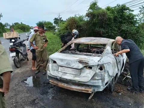 Ô tô cháy trơ khung trên quốc lộ Nam Sông Hậu