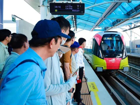 Tàu Nhổn - ga Hà Nội phải dừng chạy gần một giờ vì gặp sự cố