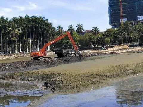 Chạy đua nạo vét lòng hồ công viên lớn nhất Đà Nẵng trước mùa mưa bão