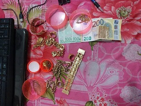 Giấu vàng 6 lượng vàng rồi diễn kịch bị cướp trước mặt vợ