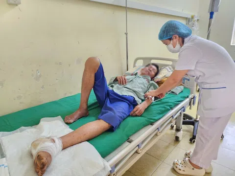 Người đàn ông nguy kịch vì dùng thuốc nam 'trị' vết thương ngã xe máy