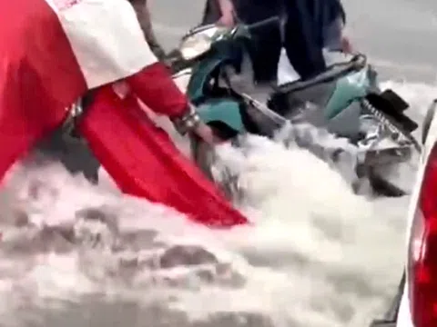 CLIP: Mưa như trút, nước chảy như thác cuốn trôi xe máy ở Bình Dương