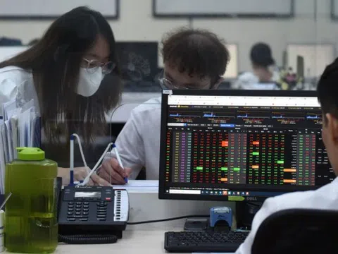 Tiền mất hút sau quyết định đình chỉ loạt cổ phiếu