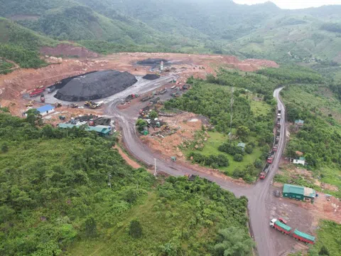 Trường học, người dân ở Quảng Trị khốn khổ vì bụi than