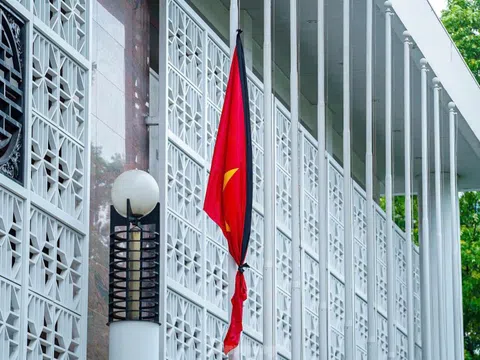 Cơ quan, công sở tại Hà Nội treo cờ rủ Quốc tang nguyên Chủ tịch nước Trần Đức Lương