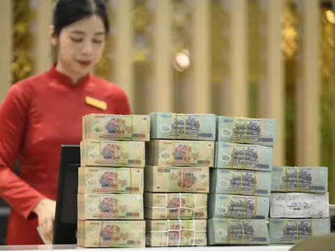 Lý do tiền ùn ùn đổ vào ngân hàng bất chấp lãi suất giảm mạnh