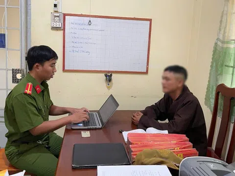 Giả nhà sư đi bán nhang, gọi từ thiện