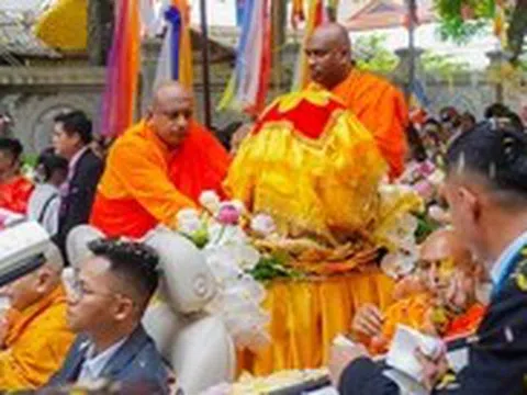 Hàng nghìn người đội mưa đón xá lợi Đức Phật về chùa Phúc Sơn