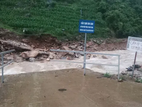 Mưa lớn làm trôi cầu tạm, sạt nhiều tuyến đường tại Lào Cai