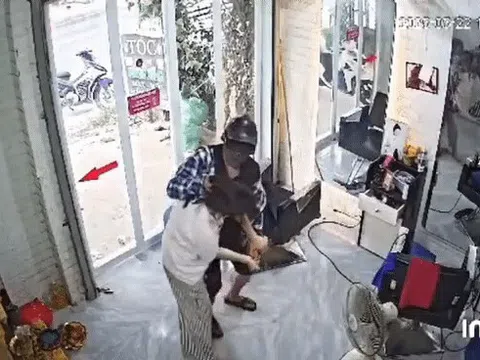 Nữ chủ tiệm cắt tóc bị kẻ trùm mặt xông vào quán tấn công