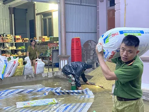 Mưa lớn, người Hà Tĩnh 'trắng đêm' chạy lũ