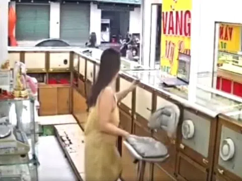 Thực hư video nữ chủ tiệm vàng bị tên cướp đột nhập khống chế