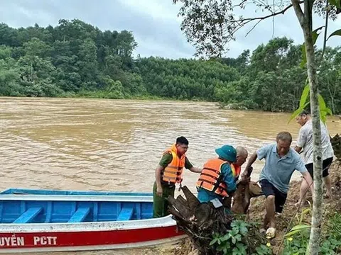 Giải cứu người đàn ông mắc kẹt trong lũ