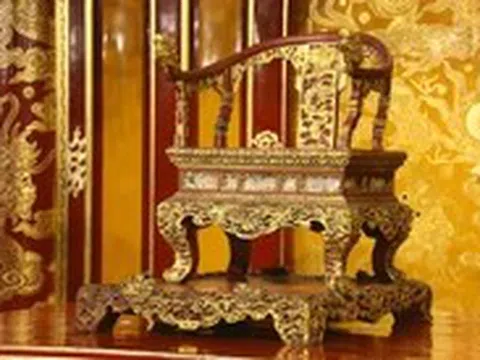 Ngai vàng triều Nguyễn đẹp và tinh xảo cỡ nào trước khi bị bẻ gãy?