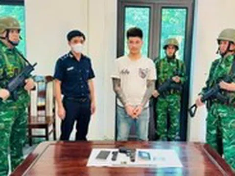 Bắt thanh niên mua súng ngắn và ma túy ở Lào đem về Việt Nam