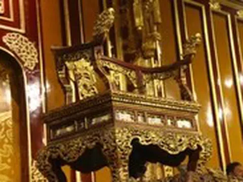 Vụ ngai vàng triều Nguyễn bị bẻ gãy: Bảo vệ di tích có được phép trang bị súng?