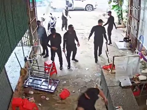 Clip nhóm côn đồ che mặt đập phá quán phở ở Đắk Lắk