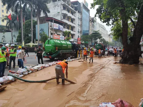 Bùn lỏng lại trào lên từ khu vực đào hầm dự án metro Nhổn - ga Hà Nội