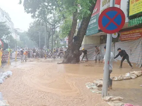 Cận cảnh 'suối bùn' tuôn trào ở Metro Nhổn-Ga Hà Nội