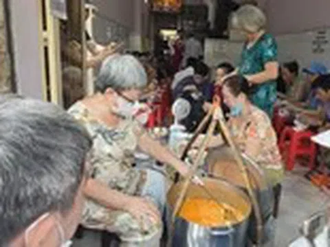 Bánh canh giò heo 'một giờ' sắp ngừng bán, thực khách vây kín quán