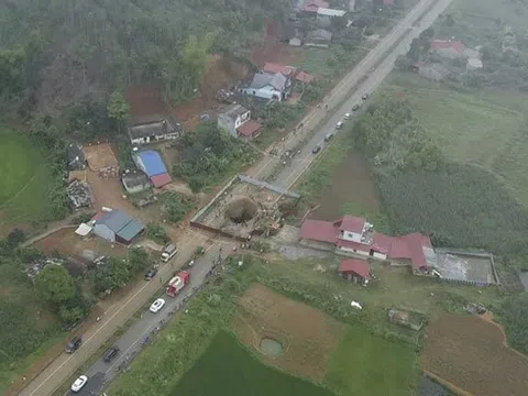 Hiện trường tìm kiếm người đi xe máy rơi 'hố tử thần': Lòng hố biến đổi kỳ lạ