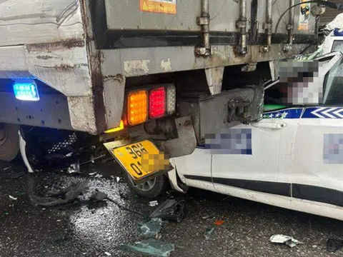 Taxi bất ngờ tông vào đuôi ô tô tải, tài xế tử vong tại chỗ