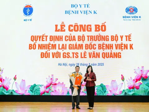 Bộ trưởng Bộ Y tế trao quyết định bổ nhiệm lại Giám đốc Bệnh viện K