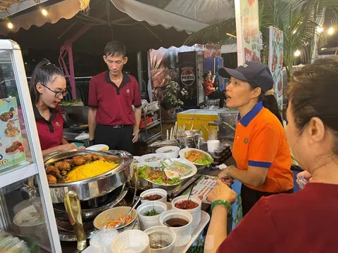 Mưa tầm tã, người dân vẫn chờ thưởng thức các món ngon phương Nam