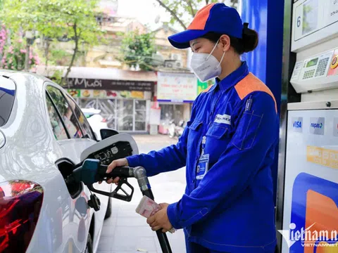 Giá xăng tăng, dầu diesel giảm