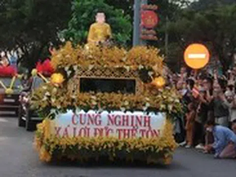 Hàng vạn người dân Đà Nẵng đón đợi chiêm bái xá lợi Phật