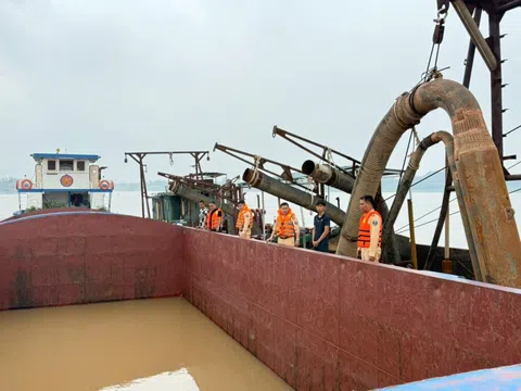 Cảnh sát truy đuổi, bắt giữ 2 tàu hút cát trái phép bỏ chạy trên sông Hồng