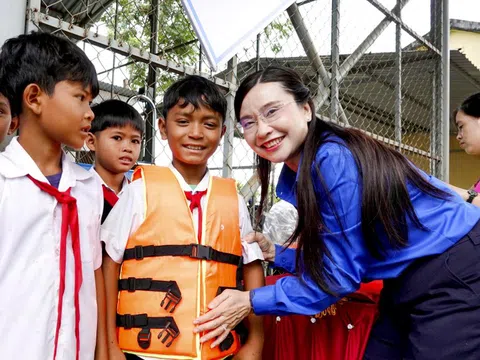 Dạy bơi miễn phí, trao học bổng cho thiếu nhi ở Gia Lai