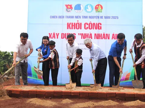 Khánh thành công trình bóng chuyền, sửa nhà rông, nhà văn hóa cộng đồng ở Gia Lai