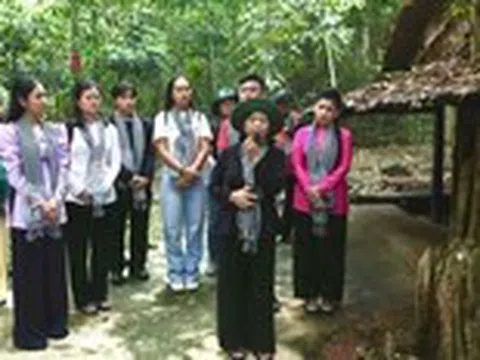 Văn nghệ sĩ TP.HCM về thăm chiến trường xưa Tà Thiết