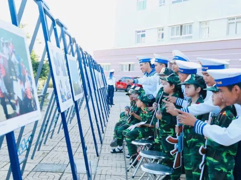 Rộn ràng tiếng cười trẻ thơ ở Trường Sa và căn cứ quân sự Cam Ranh