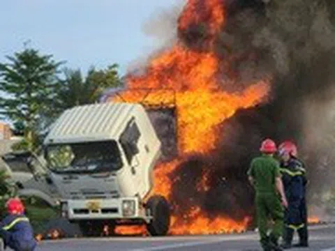 Xe tải cháy dữ dội khi đang lưu thông trên quốc lộ 1