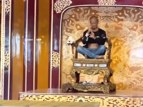 Cho thôi việc 2 nhân viên bảo vệ vụ ngai vua triều Nguyễn bị phá hoại