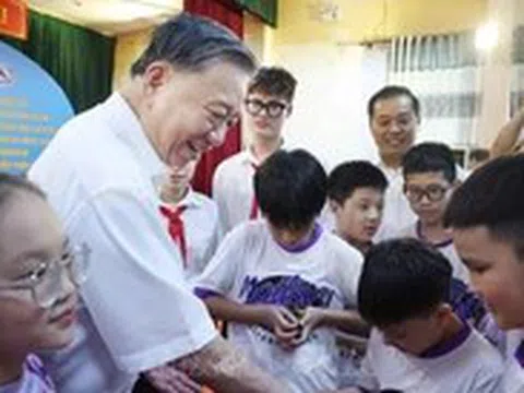 Tổng Bí thư Tô Lâm thăm, tặng quà học sinh trường Nguyễn Đình Chiểu và Xã Đàn