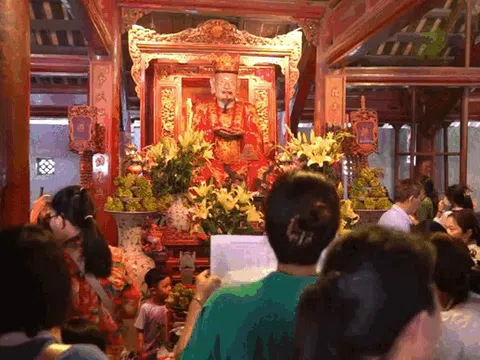 Sĩ tử đổ về Văn Miếu cầu may trước kỳ thi tuyển sinh lớp 10