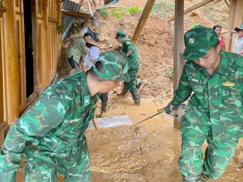 Bộ đội, công an giúp dân khắc phục hậu quả lũ quét