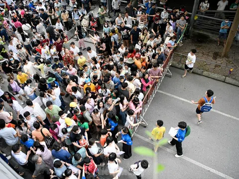 'Nghẹt thở' đua vào Trường Nguyễn Tất Thành, 1 chọi 18