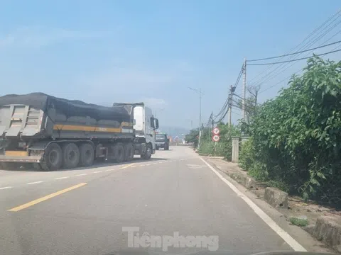 Đường đê mới đầu tư tại Hoà Bình bị xe quá tải quần thảo: Khó xử lý dứt điểm hay 'buông'?