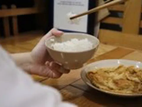 Bát cơm nguội đầu tiên của mẹ là phần cơm thừa của tôi...