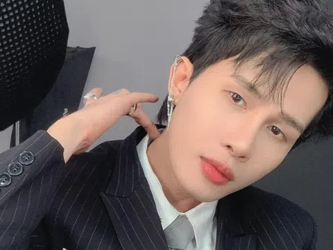 Jack và dàn sao bán lightstick giá triệu đồng, fan vẫn chi mạnh vì điều gì?
