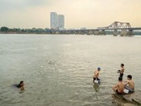 Người Hà Nội ra sông Hồng bơi giải nhiệt
