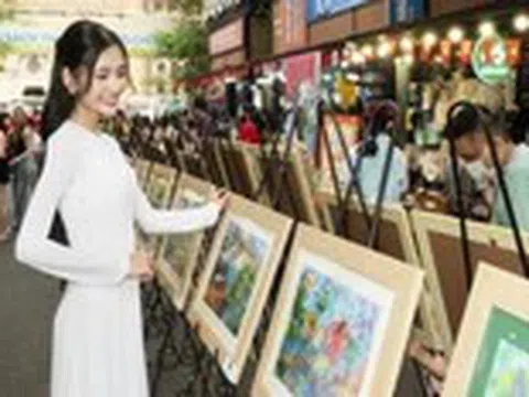 Hoa hậu Nguyễn Thanh Hà trao giải cuộc thi vẽ 'Thành phố xanh - Đẹp như trong tranh'