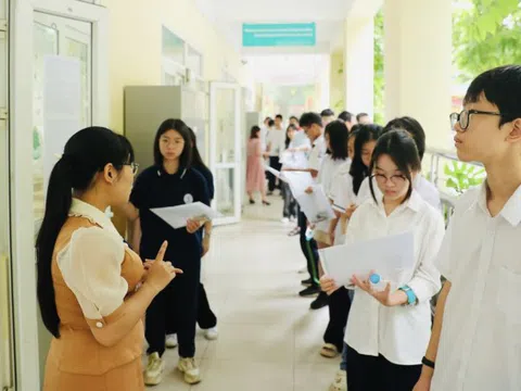 Căng thẳng thi vào lớp 10, đến muộn 15 phút sẽ không được dự thi