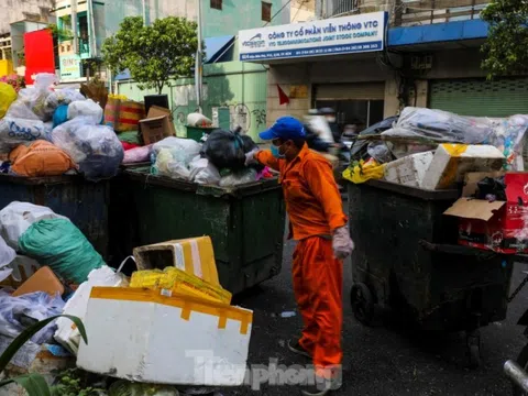 Rối bời ngày đầu 'cân rác tính tiền' ở TPHCM