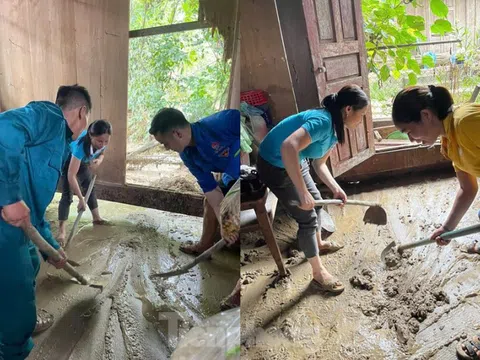 Thầy, cô nơi ‘ốc đảo’ tất bật dọn dẹp trường lớp sau lũ