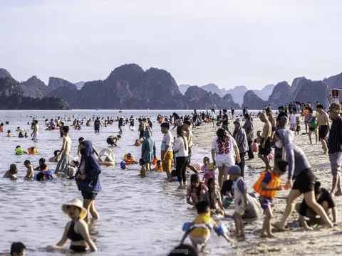 Người dân Hạ Long đưa trẻ nhỏ ra biển tránh nóng